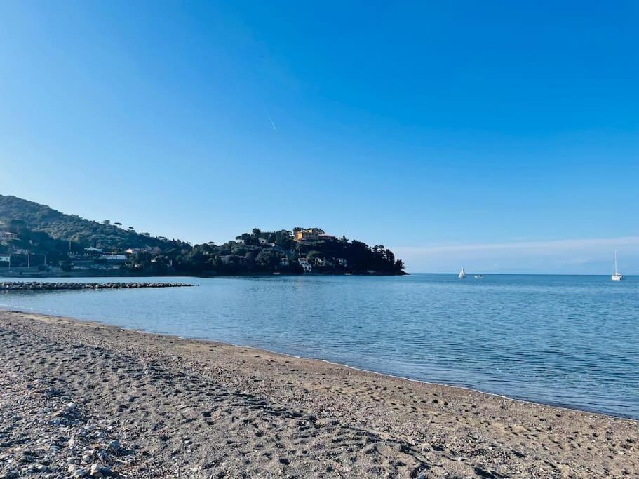 Villa Maddy House - 50 Mt Dal Mare à Porto Santo Stefano  Extérieur photo